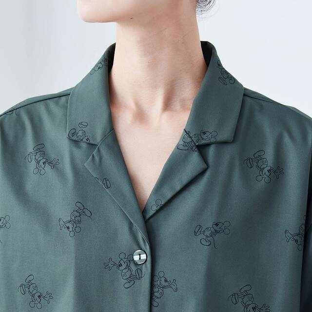夏にうれしい機能いっぱいストレッチシャツ「ミッキーマウス」|¥5,990 (税込)