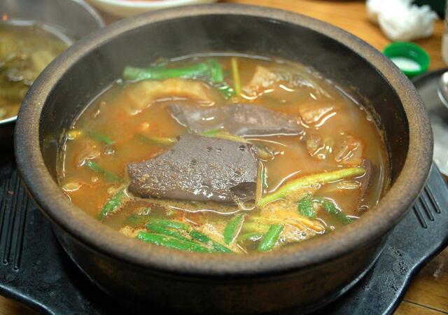京東市場新館、地下食堂街で食べたソンジクッ（牛の血の煮凝り入りスープ）