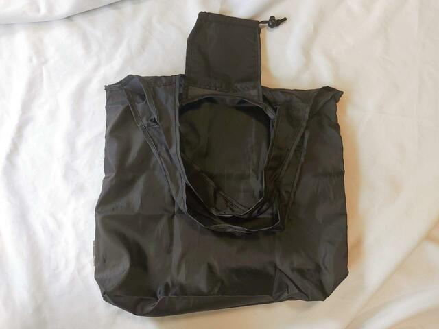 【コンパクトサイズに変更する方法】１：内ポケット部分を前に出して、イラスト面を裏面に【MOOMIN（ムーミン）たっぷり入る ビッグエコバッグ「リトルミイver.」】