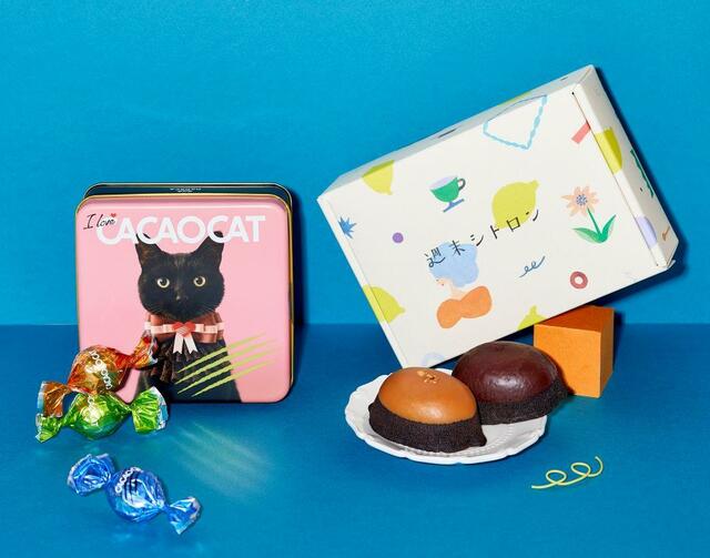 「左)「CACAOCAT」 I love CACAOCAT 缶 ミックス、右)「週末百貨店」 週末シトロン」＜1,458円 、1,755円＞【阪神梅田本店の“つつむ”バレンタイン】