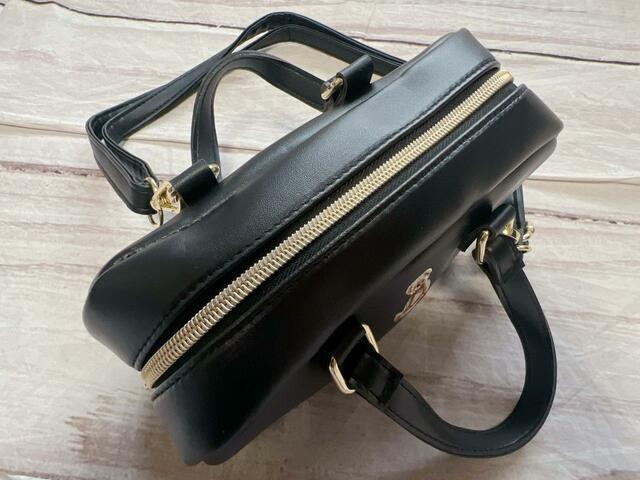 フロントとバックの四角カンにストラップをつけるとショルダーバッグに！