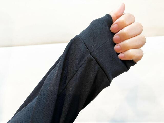 【スーツのはるやま YOKUNERU】生地はかなり薄め。それなのに血流促進や疲労回復、筋肉のコリ緩和が期待できるほか、肌の保湿機能まで備えているんです◎