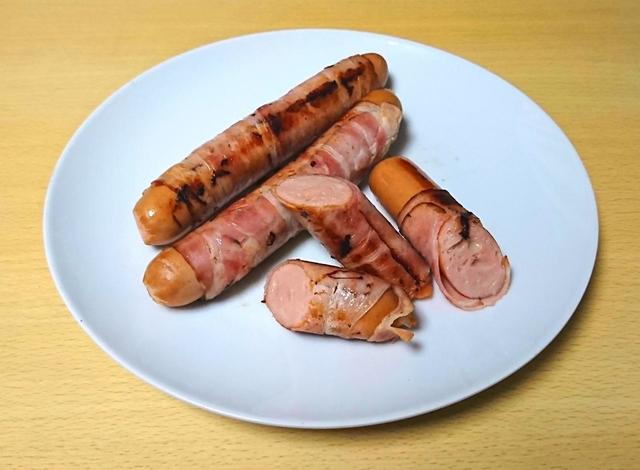 【コストコ チーズフランクウィズベーコン 300g×2袋 788円】ベーコンが巻かれたフランクフルトの中にチーズが