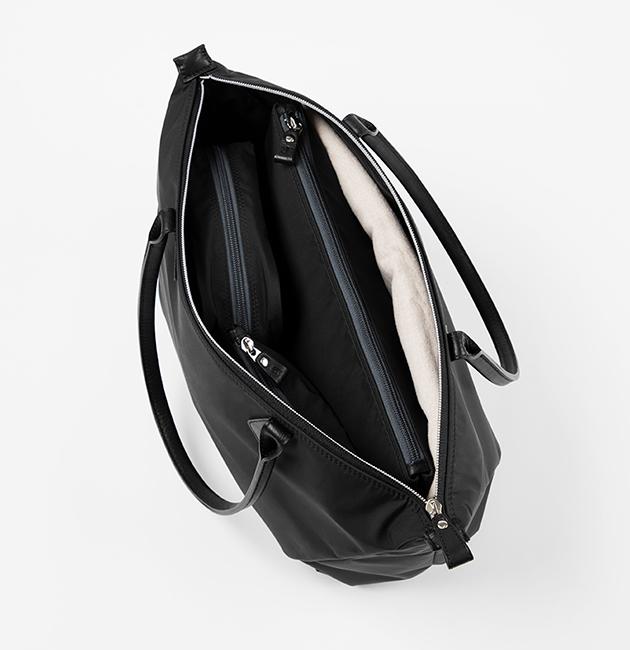 【ベビーキャリア】中にポーチ類を入れてもまだ余裕がある大容量サイズの「ペアレンツバッグ」