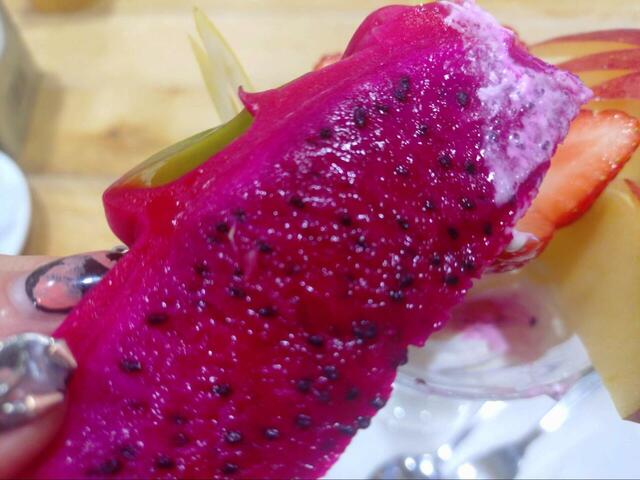 【果実園リーベル パフェ食べ放題】初めて食べたドラゴンフルーツ。プチプチの種の食感が楽しい