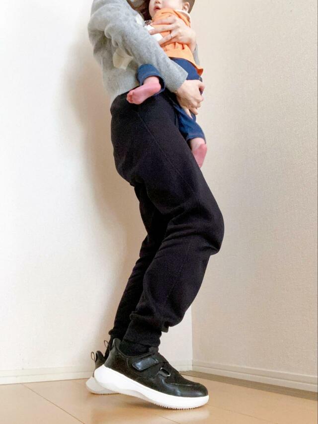 【WORKMAN ステップインマザーズシューズ】子どもを抱っこしたままでも履けるので、子育て中の外出の強い味方になってくれます！