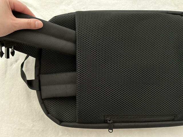 【UNIQLO　3WAYスマートバッグ】外側のオープンポケットに肩紐は収納