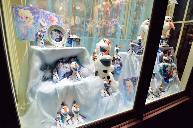 「ディズニー＆カンパニー」のショーウィンドウ、「アナとエルサのフローズンファンタジー」のグッズが展示されています ©Disney