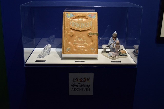 「シンデレラ」小道具ストーリーブック、ウォーターフォード クリスタルの靴、リヤドロ シンデレラと魔法使いの人形