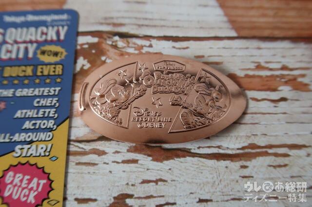 スーベニアメダル/「ドナルドのクワッキー・ダックシティ」ミッキーとミニーのデザイン(撮影:園浦しゅう)
