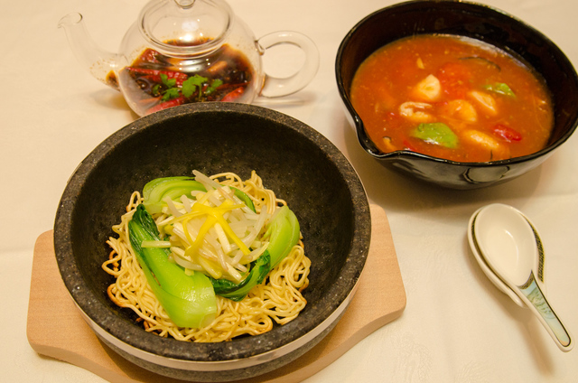 東京ディズニーシー・ホテルミラコスタ「シルクロードガーデン」笑味Sara「海鮮石焼酸辣麺 黒辣油添え」￥2,500（1日限定20食） 