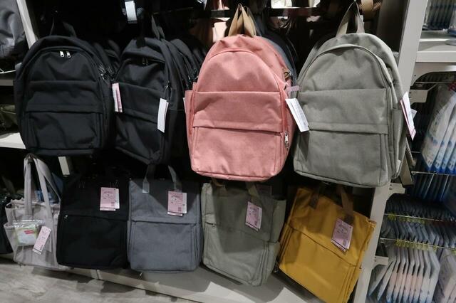 【ワークマン×フルクロ　たためて自立する 2WAY 撥水デイリュック】カラーはレッド、チャコールグレー、グレージュ、ブラックがあります