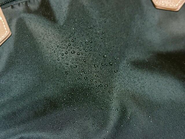 撥水加工が施されており、水に強く汚れがつきにくい生地♪