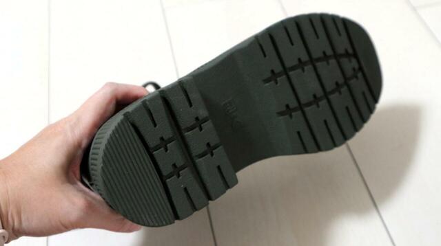 【ユニクロC パデッドレースアップブーツ】ソールの裏にはしっかり深めの溝があります