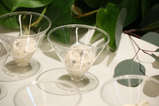 【SUNAO Special】バニラ＆クランチをグラスに入れたところ