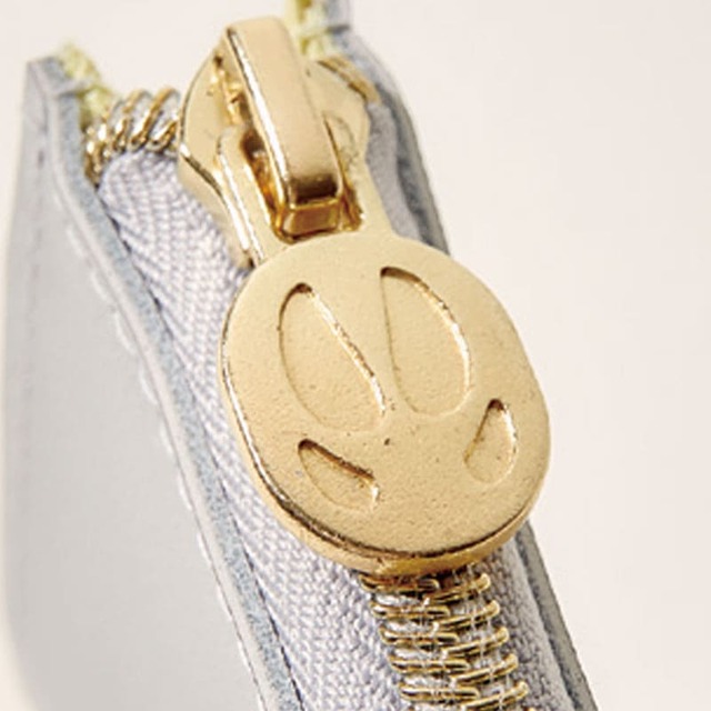 【『moz 整理上手な牛革コンパクト財布BOOK star silver』(宝島社)】ヘラジカのひづめチャーム