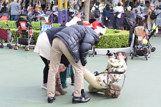 ゲストはなかなか挑戦できない座り込みショット!　