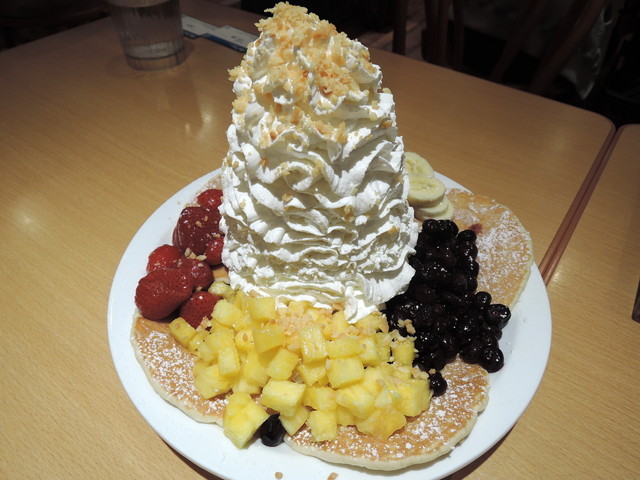 Eggs’n Things（エッグスンシングス）　「ストロベリーホイップクリームとマカデミアナッツ」