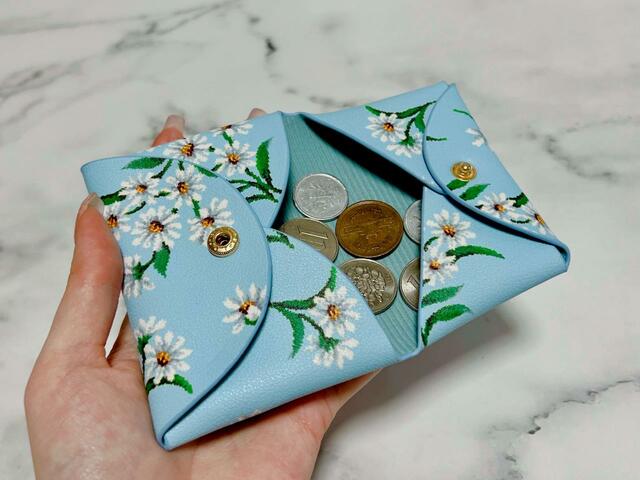【大人百花 Spring issue】「付録:FEILER(フェイラー)ホワイトマーガレット柄マルチケース」トレー付きなのでコインが探しやすく、落としてしまう心配がありません!