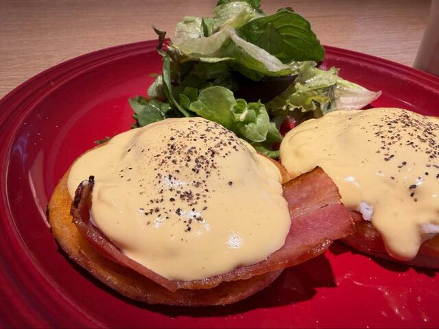 【むさしの森珈琲　エッグベネディクトWモーニング　（＊温泉卵（殻付湯煎）使用）】見た目の美しさもエッグベネディクトの魅力の一つですよね