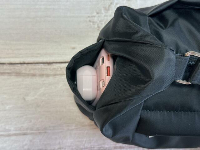 サイドのポケットにはイヤホンとモバイルバッテリーをイン