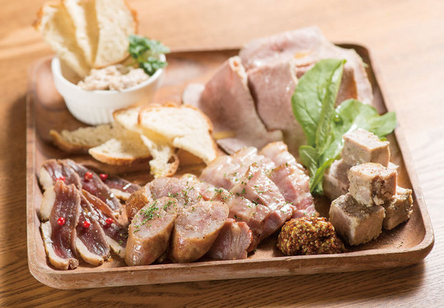 【南船場】肉ビストロセンバキッチン　シャルキュトリー盛り合わせ Lサイズ  1,380円