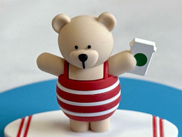 スイムウェアを着用した、愛らしいぽっこりお腹に注目!