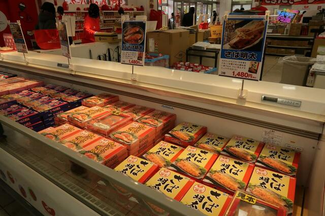 明太子ショップ　いわしめんたいなどが並ぶコーナー