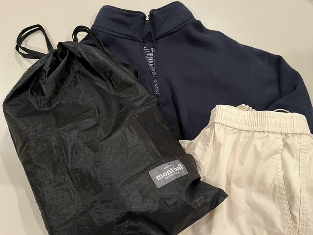 【mont-bell U.L.ナップサック】カーゴパンツにネイビーのハーフジップニットを合わせたカジュアルなスタイルで使ってみましたが、とてもマッチしました◎