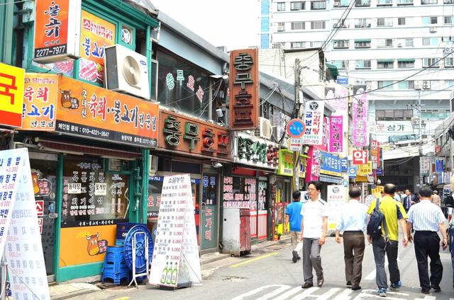 【気になる韓国、ソウルの今・忠武路】2012年、十年前の忠武路2ギル。個々の店は変わっているが、全体の雰囲気はまったくと言っていいほど変わらない