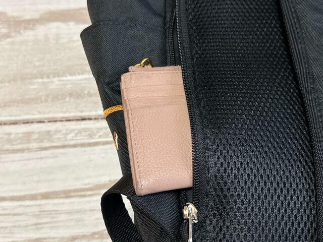 背面ポケットにはお財布などの貴重品を入れるのもおすすめ