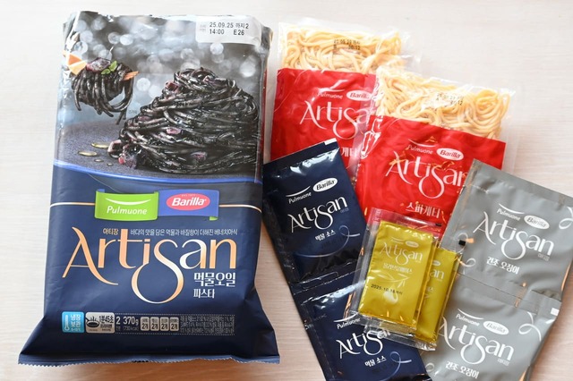 【コストコ新商品／アルチザン「イカスミオイルパスタ」】麺、ソース、かやく、香味油のセット