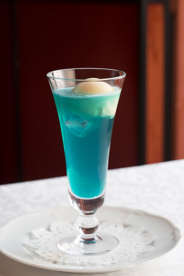 新橋色のアイスクリームソーダ