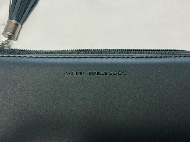 フロントには「ADIEU TRISTESSE」のブランドロゴの刻印いり