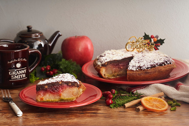 グラニースミス アップルパイ アンド コーヒー　ブラウニーとチェリーのクリスマスアップルパイ　4,700円(税込/1ホール）　600円(税込/1カット）