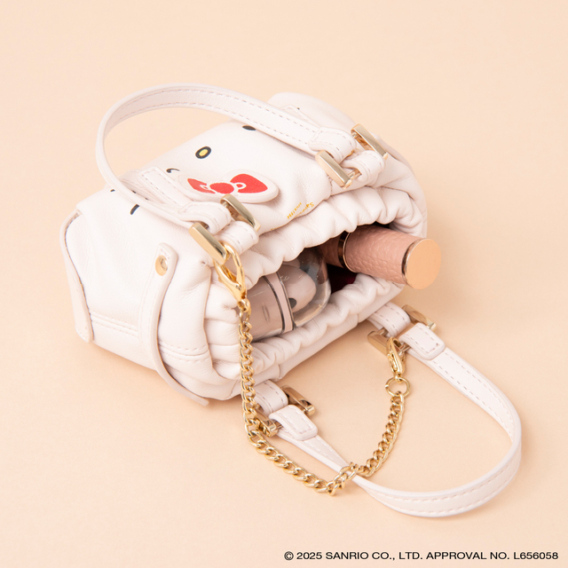 イヤホンやリップなど小物を収納も可能