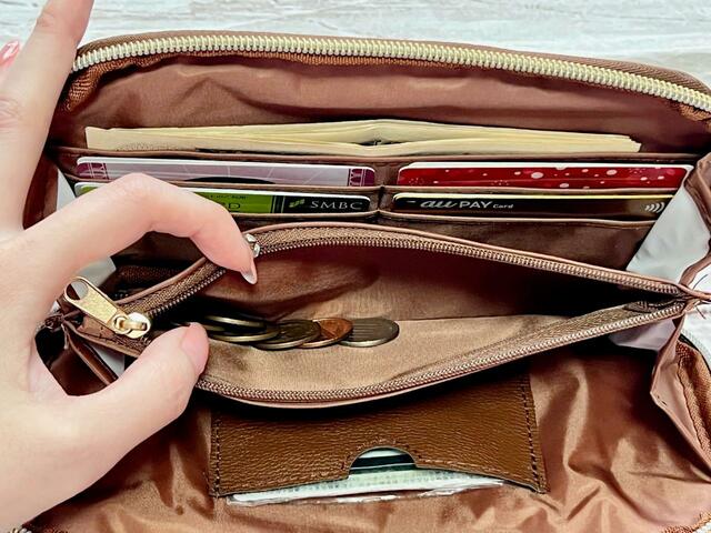 コインを取り出しやすいファスナー付きの仕切り♪【SNOOPY(スヌーピー)タテでもヨコでも持てる!スマホショルダーBOOK BROWN】