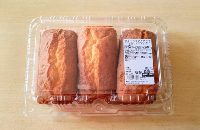 【コストコ バターパウンドケーキ 1365g 1398円】幅約20cmのケーキが3つセットになっている