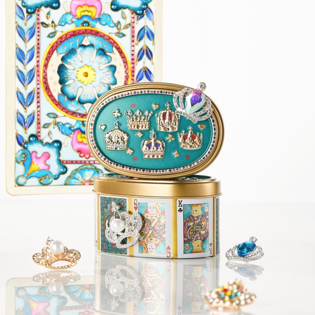 【青山デカーボ「ネコのトランプ缶」】ガラス絵は、グラスペイントアーティストのAlisa Horita氏による描きおろし