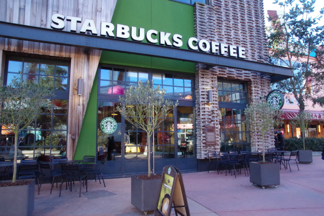 ディズニービレッジ内の「スターバックスコーヒー」