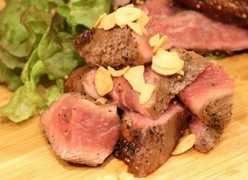 鉄板肉酒場 二代目亀田精肉店【カイノミビーフのキューブカットステーキ】