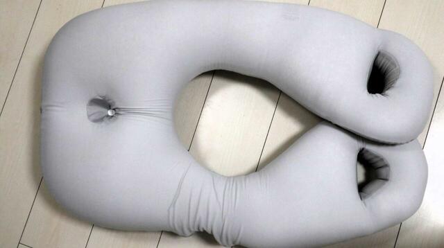 【ニトリ 上半身を包み込むまくら】肩にクッションが沿うだけで身体の負担がこんなに違うのかと気づかされました…