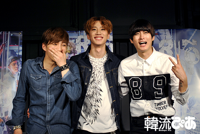 ファンに向かってご機嫌の3人/ 『RUN TO YOU～Street Life～』会見