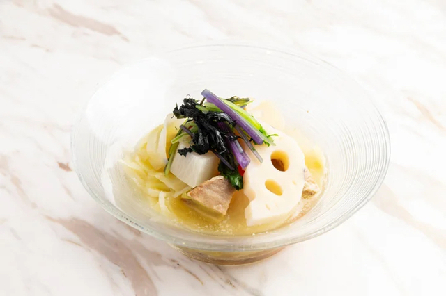 「アレンジおせち 冬野菜と豚肉の柚子胡椒蒸し」＜期間：2025年1月2日～1月6日＞【角川食堂に当日使えるビュッフェクーポン入り「福袋」登場！甘酒やお菓子の振る舞いもある「年越し・お正月フェア」開催♪】