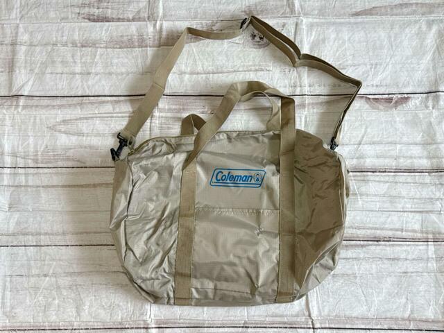 付属のショルダーストラップをつけると、斜めがけができる仕様に！