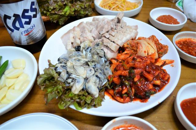 鍾路３街「クルポッサム通り」のクルポッサム。上から時計回りに豚肉、白菜キムチ、切り干し大根のキムチ、生牡蠣