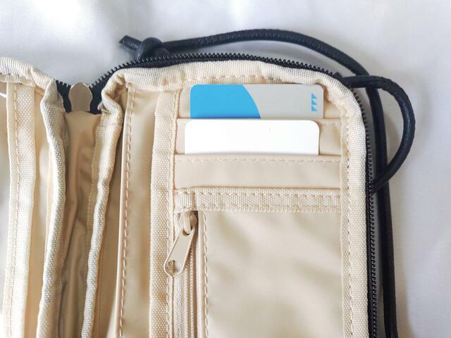 ポイントカード以外に、クレジットカードなどを入れることも可能【MonoMax】10月号付録「アーバンリサーチ ドアーズのお財布機能付きスマホショルダーバッグ」