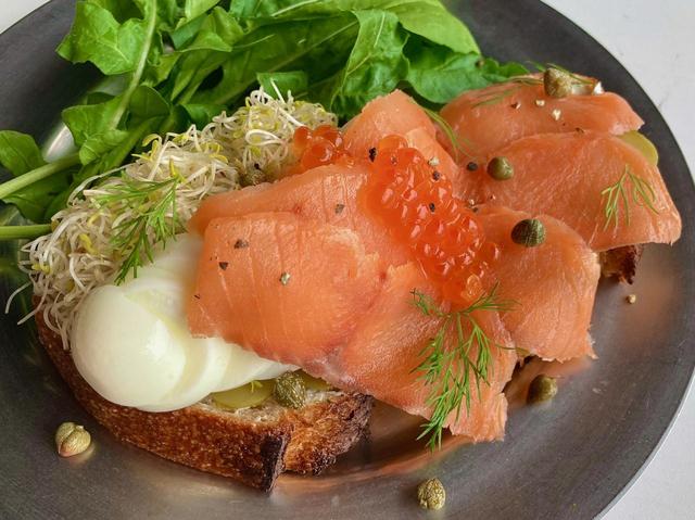 スモークサーモンのオープンサンドイッチ（1280円）／No.4