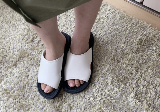 【UNIQLO:C スライドサンダル】ホワイトのMサイズを購入。普段は24cmサイズの靴を履いています