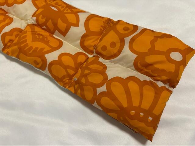 【UNIQLO×Marimekko パデッドマフラー】オレンジの大判の花がおしゃれ！一つ一つ形が違います